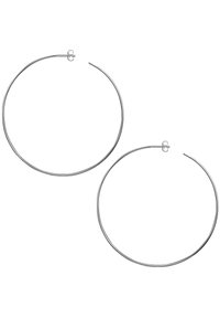 Sudraba riņķa auskari, apaļa forma, gluda virsma, spīdīgs apdare, ar aizdari augšpusē. Diametrs nav specifikēts.