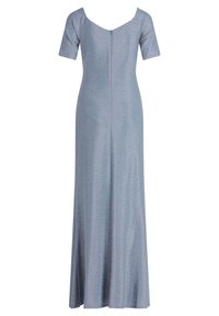 Lång, figurnära klänning i ljusblått med en subtil glans. Har korta ärmar och rundad rygg, med dragkedjestängning bak.