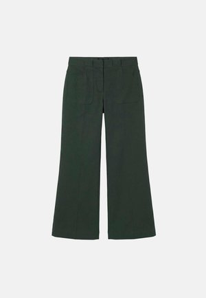 Pantaloni verde scuro a gamba larga con tasche applicate frontali e vita con cinturino, mostrati stesi su uno sfondo chiaro.