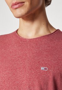 Tommy Jeans JASPE C NECK  - Pamata T-krekls - regatta red