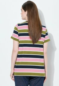 Camiseta de rayas con rayas horizontales en rosa, verde, azul marino y blanco. Mangas cortas, escote redondo, hecha de tela suave.