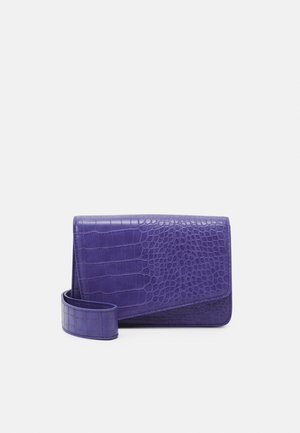 Paarse rechthoekige crossbodytas met krokodillenstructuur en brede riem, opgerold naast de tas op een lichte achtergrond.