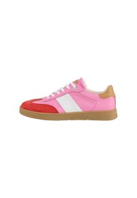 Sneaker in suede rosa e rossa con strisce bianche, suola in gomma e dettagli marroni sul tallone. Design classico con lacci.
