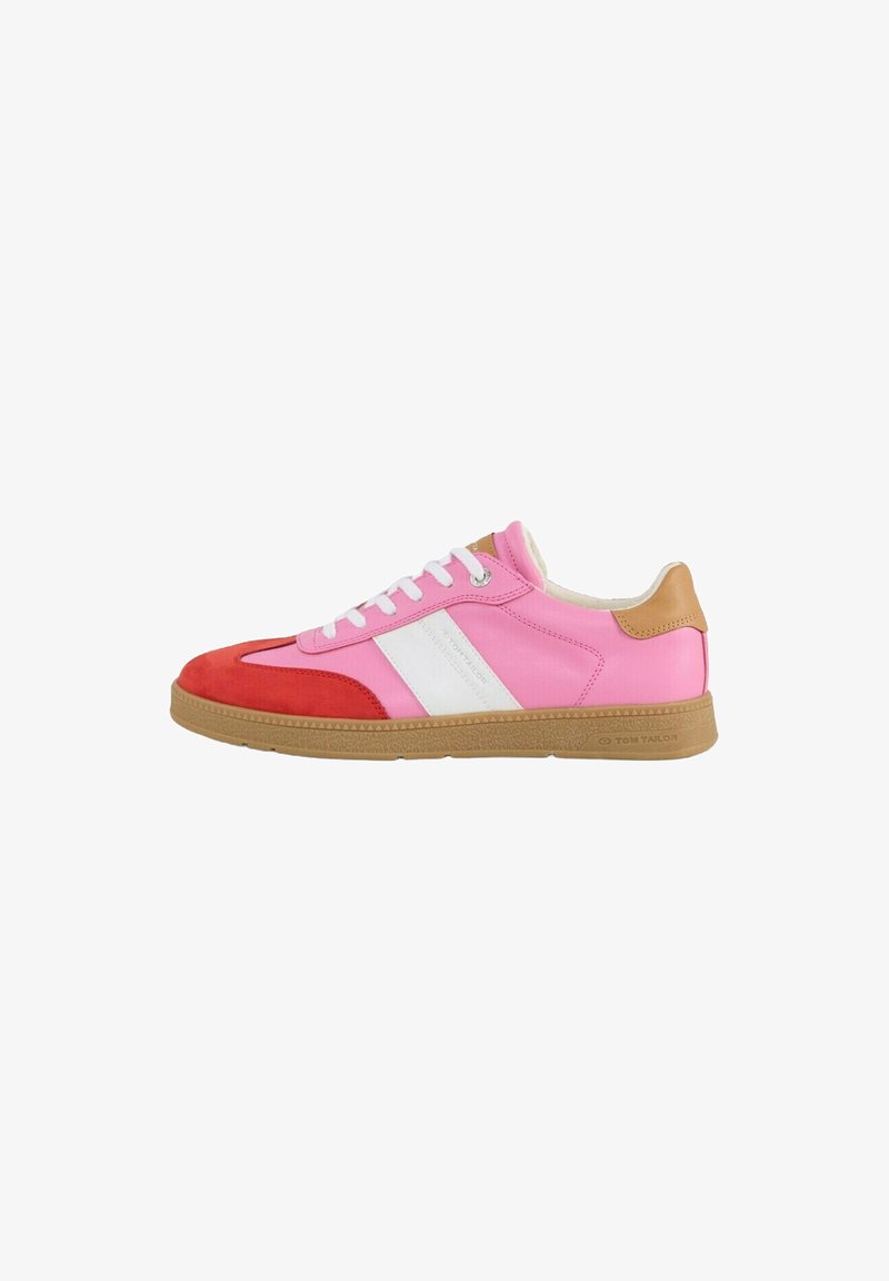 Rosa und rote Wildledersneaker mit weißen Streifen, Gummisohle und braunen Akzenten an der Ferse. Klassisches Schnürdesign.