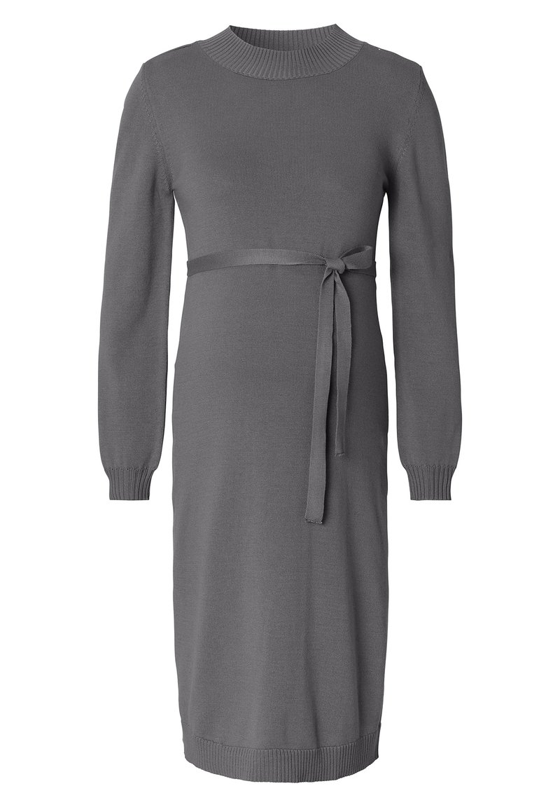 Vestido de malha cinzento com mangas longas, gola e punhos canelados, cintura cingida com um laço de tecido e uma silhueta reta. Textura suave.