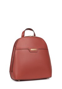 Czerwona skórzana torba na plecy o strukturalnym kształcie, z górną rączką, złotymi elementami oraz przednią kieszenią. Gładka tekstura z delikatnym usłojeniem.