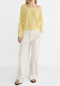 Stradivarius Strickpullover - yellow