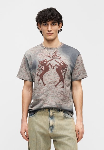 Γραφικό t-shirt με ξεθωριασμένο γκρι φόντο και σχέδιο χάρτη, διακοσμημένο με γραφικά σκοτεινού κόκκινου λιονταριού. Κοντά μανίκια και άνετη εφαρμογή.