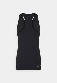 Débardeur de sport noir avec une texture respirante, un dos nageur et un petit logo discrètement placé à l'ourlet. Comprend des panneaux perforés pour une meilleure ventilation.