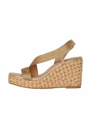 Sandra de cuña beige con base de yute trenzado, diseño de tiras cruzadas y acentos metálicos. Material superior suave con detalles de tiras texturizadas.