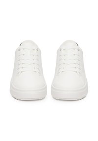Białe trampki z gładką skórzaną cholewką, sznurowanym przodem i okrągłym noskiem. Posiadają teksturowaną podeszwę i minimalistyczny design.