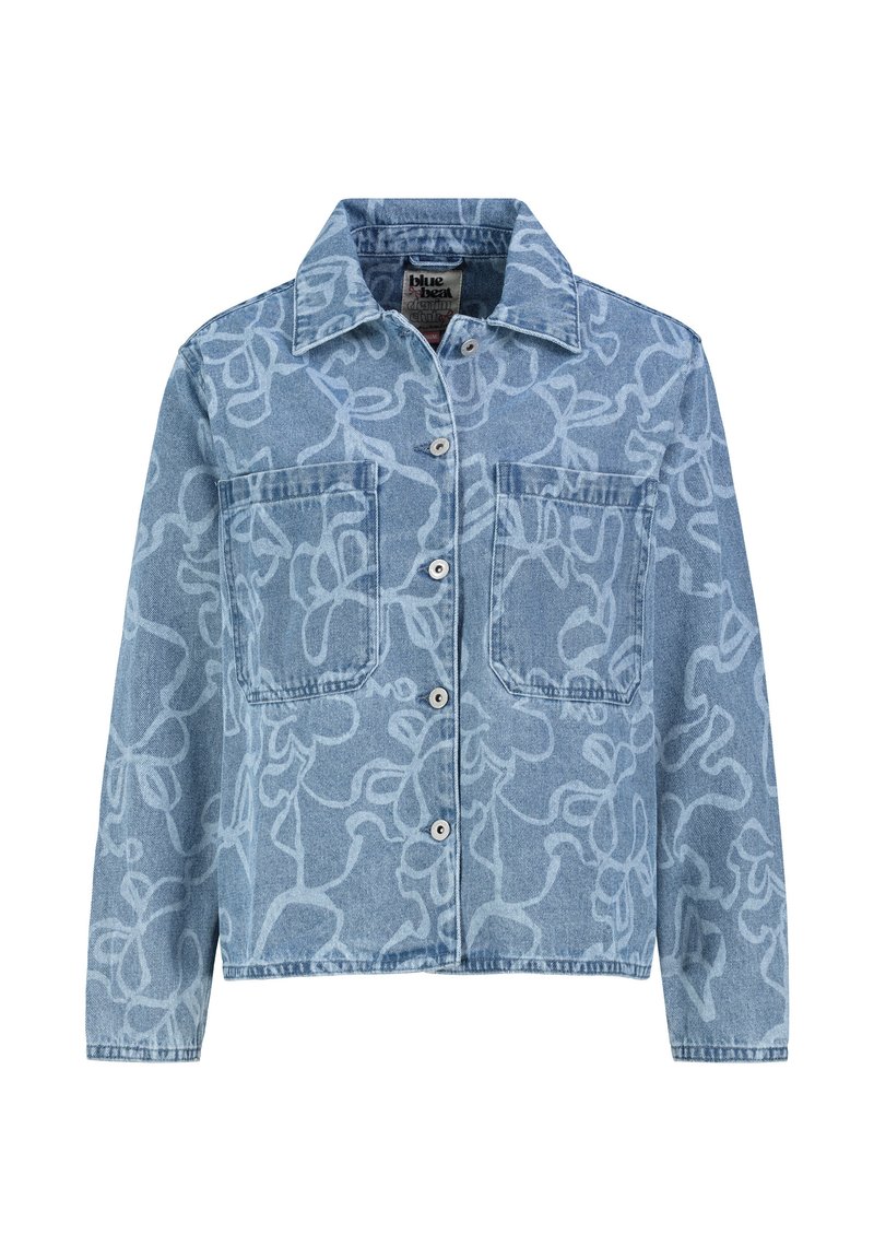 Hellblaue Jeansjacke mit einem abstrakten weißen Blumenmuster, einem umklappbaren Kragen, einer Knopfleiste vorne und zwei Brusttaschen.