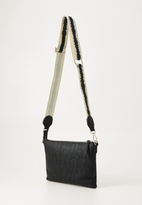 Saco crossbody em couro preto com logotipo em relevo, detalhes em ouro e alça ajustável com cores contrastantes e fechos.