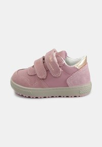 Sneaker rosa chiaro con chiusura in velcro, realizzato in materiali in suede e pelle liscia, punta rotonda e suola in gomma texturizzata. Presenta dettagli metallici.