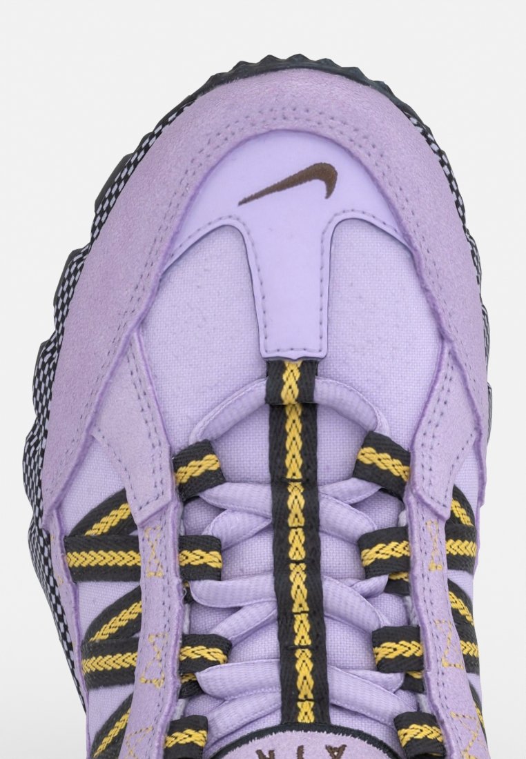 Chaussure de sport violette avec des accents noirs et jaunes, tige en tissu texturé, laçage multidirectionnel et semelle en caoutchouc avec motifs de traction.