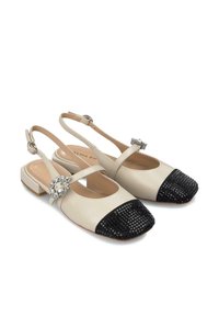 Ballerine beige in pelle con punta tonda in tessuto nero intrecciato, forma quadrata, cinturino regolabile e decorazione con strass sul cinturino.