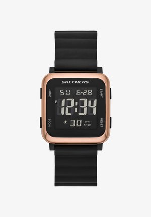 Reloj digital Skechers con esfera cuadrada negra, marco en oro rosa, correa negra texturizada, mostrando la hora 12:34, fecha y varios botones de funciones.