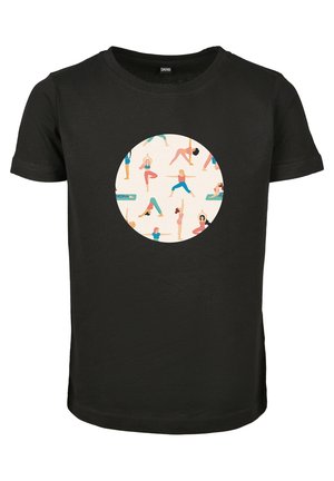 Svart t-skjorte med korte ermer som har et rundt lysbeige grafikk med fargerike yoga-økter. Laget av bomull, standard passform og rund hals.