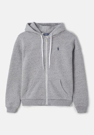 Siva zip-up kapuca, izdelana iz mehkega blaga. Ima kapuco z vrvico, sprednje žepe in majhen mornarsko moder logotip na levem prsnem delu.