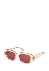 Occhiali da sole con lenti ottagonali di colore rosa. Montatura chiara e lucida con dettagli dorati e aste sottili. Design leggero, estetica moderna.