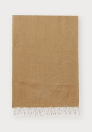 Écharpe rectangulaire marron clair à texture douce et à frange courte sur un bord, sur fond blanc.
