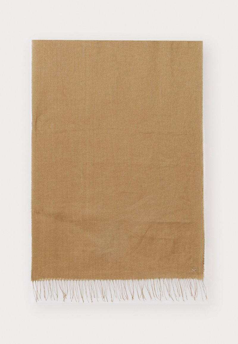 Écharpe rectangulaire marron clair à texture douce et à frange courte sur un bord, sur fond blanc.