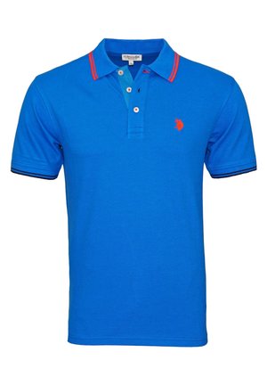 Polo bleu à manches courtes avec logo rouge brodé sur le côté gauche de la poitrine, rayures rouges et noires sur le col et les bords des manches, et trois boutons sous le col.