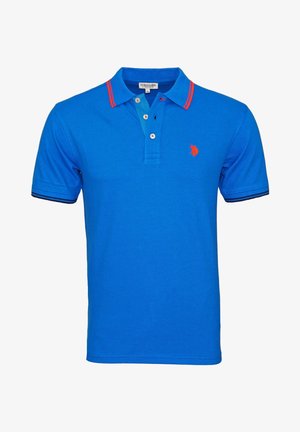 Blauw poloshirt met korte mouwen en rood geborduurd logo op de linkerborst, rode en zwarte strepen op de kraag en mouwranden, en drie knopen onder de kraag.