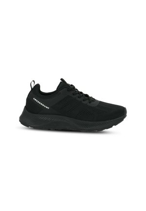 Schwarzer Sportschuh mit einem Mesh-Obermaterial, strukturierten Akzenten und einer gepolsterten Sohle. Verfügt über einen markierten Seitenbereich und eine Schnürung.