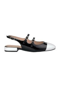 Schwarzer Lackleder Slingback-Schuh mit weißer Kappe, ausgestattet mit drei verstellbaren Riemen und einem niedrigen Blockabsatz. Glatte, glänzende Oberfläche.