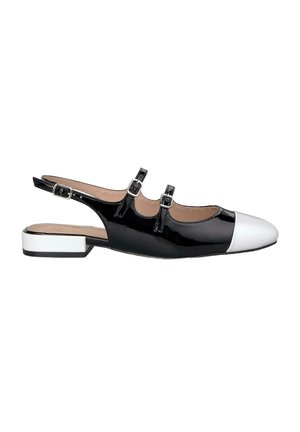 Escarpin en cuir verni noir avec bout blanc, présentant trois bandoulières réglables et un petit talon carré. Fini lisse et brillant.