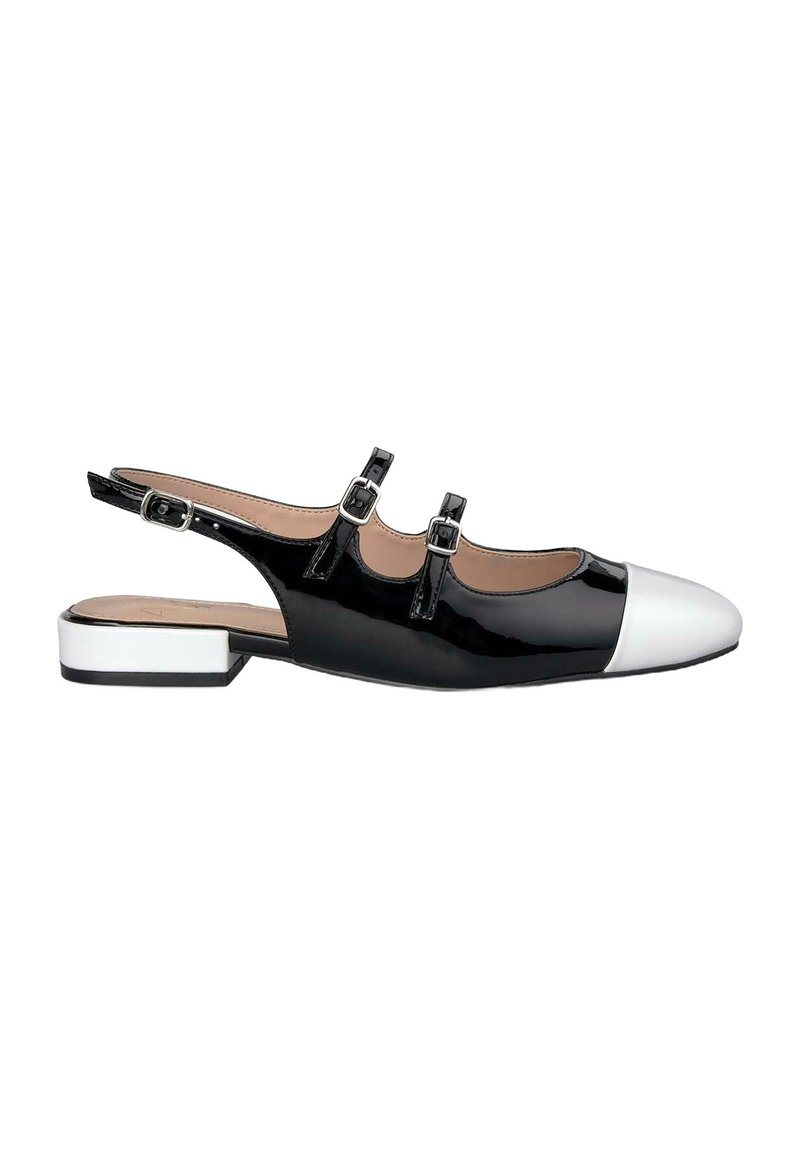 Schwarzer Lackleder Slingback-Schuh mit weißer Kappe, ausgestattet mit drei verstellbaren Riemen und einem niedrigen Blockabsatz. Glatte, glänzende Oberfläche.