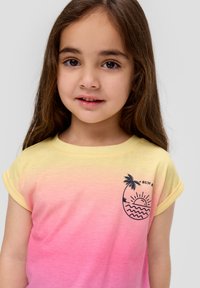 Korte mouwen t-shirt met een gele tot roze ombre ontwerp, met een bedrukte zon en palmboom graphic op de borst. Zacht katoenen materiaal.