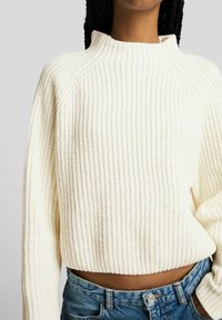 Bershka Strickpullover - white