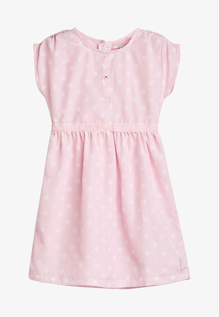 Robe courte à manches courtes rose clair avec des pois blancs, taille froncée et patte de boutonnage devant sous un col rond.