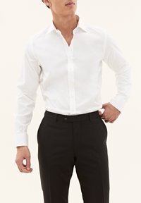 Witte button-up shirt met een klassieke kraag, slank model, textuurstof. Gecombineerd met zwarte op maat gemaakte broek, met een enkele knoopsluiting.