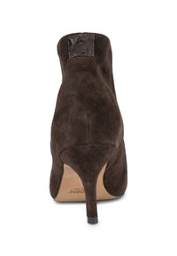 Stivali ankle in suede marrone con tacco alto e un accento testurizzato marrone scuro sul retro. Materiale liscio ed eleganza della silhouette.