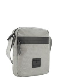 Borsa a tracolla grigia realizzata in tessuto testurizzato con una tracolla nera liscia, chiusura con zip e tasca frontale con patch del logo.