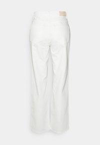 Witte, wijde denim broek met een hoge taille. Voorzien van twee achterzakken en een tan merklabel op de tailleband. Schoon, minimalistisch ontwerp.