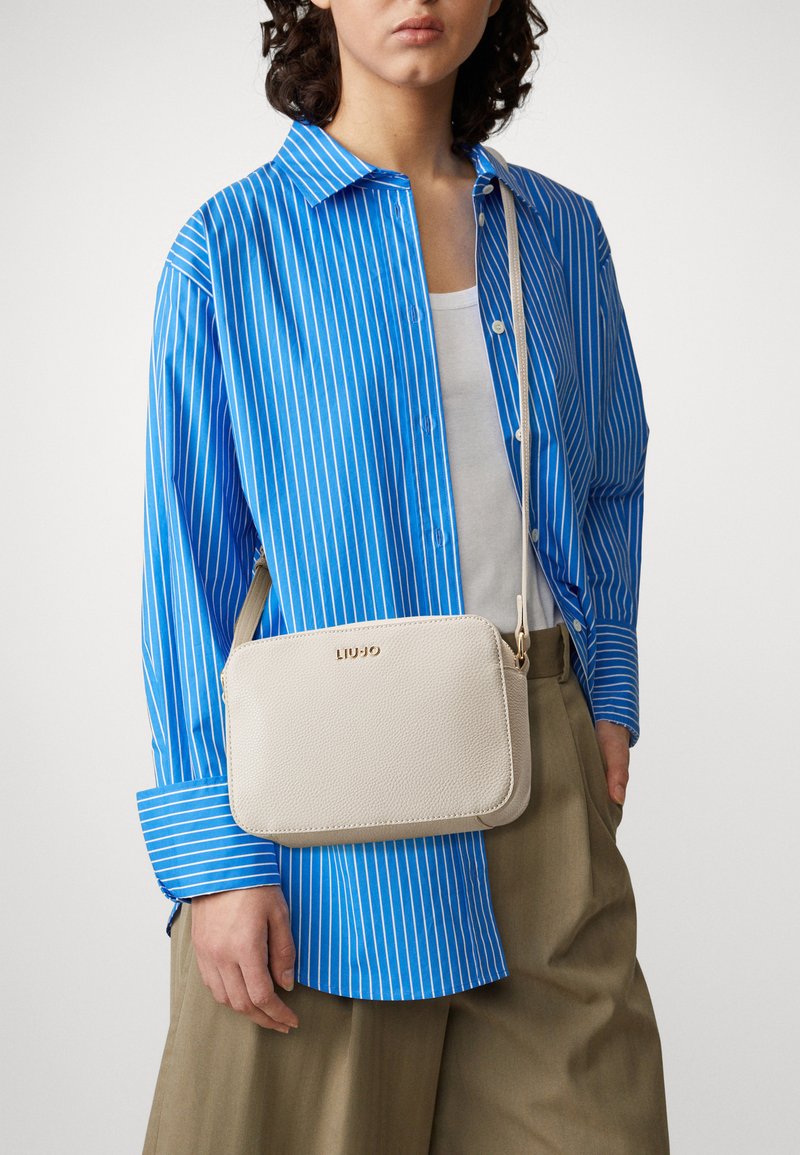 LIU JO CAMERA CASE Across body bag coffee milk/offwhite Zalando.ie