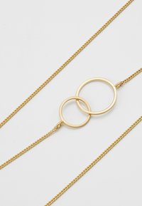 Collana d'oro con due cerchi intrecciati come pendente, caratterizzata da una catena testurizzata con un design uniforme.