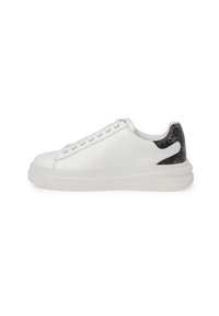 Zapatilla blanca de cuero con un acento negro texturizado en el talón. Presenta una suela blanca gruesa y punta redondeada, con seis ojales.