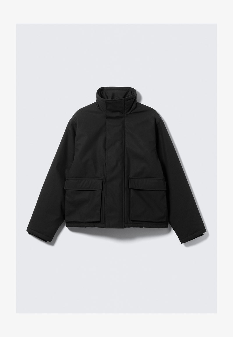 Schwarze, gepolsterte Jacke mit hohem Kragen, langen Ärmeln und zwei aufgesetzten Taschen vorne. Glatte Textur und gerade geschnittenes Design.