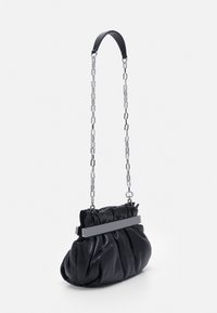 Borsa a mano in pelle nera con design arricciato, dotata di tracolla in catena argentata e un accento metallico liscio. Forma compatta con texture morbida.