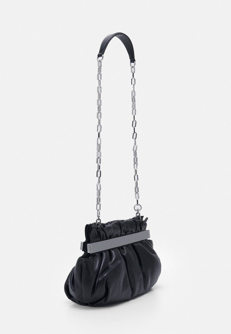 Borsa a mano in pelle nera con design arricciato, dotata di tracolla in catena argentata e un accento metallico liscio. Forma compatta con texture morbida.