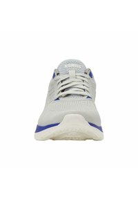Zapatilla deportiva K-Swiss de color gris claro con cordones blancos, acentos azules y suela texturizada vista de frente.