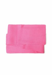 Écharpe tricotée fuchsia, avec un motif en relief texturé, pliée pour mettre en valeur sa largeur et sa douceur.