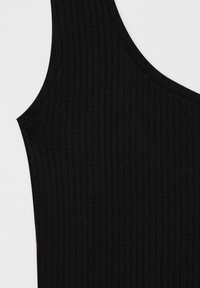 Czarny prążkowany top na ramiączkach o gładkiej fakturze, z szerokimi ramiączkami i okrągłym dekoltem, podkreślający dopasowany krój.