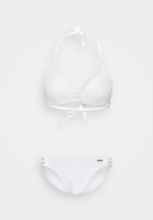 Biały zestaw bikini, składający się z trójkątnego stanika z regulowanymi wiązaniami oraz majtek z wycięciami po bokach. Gładka tekstura i minimalistyczny design.