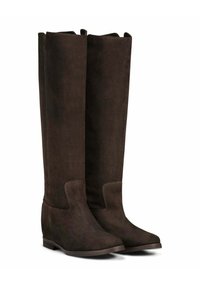 Paire de bottes en suède brun foncé, montantes jusqu'au genou, avec des talons wedge bas et des orteils arrondis, posées côte à côte sur un fond blanc.